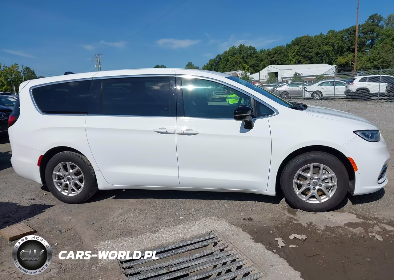 2025 Chrysler Pacifica Select VIN:2C4RC1BG0SR520741 - 13