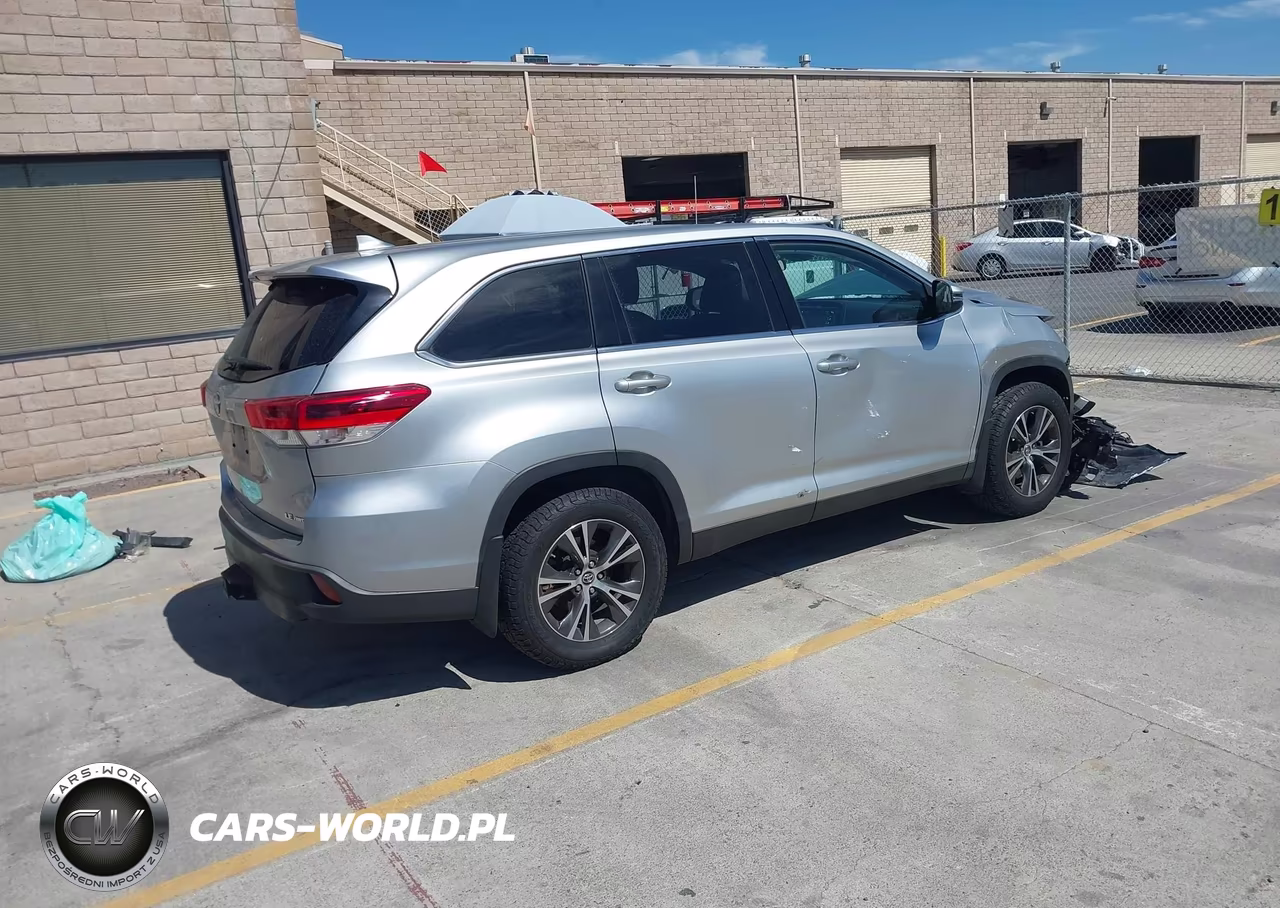 2019 Toyota Highlander Le Plus VIN:5TDBZRFH1KS932093 - 4