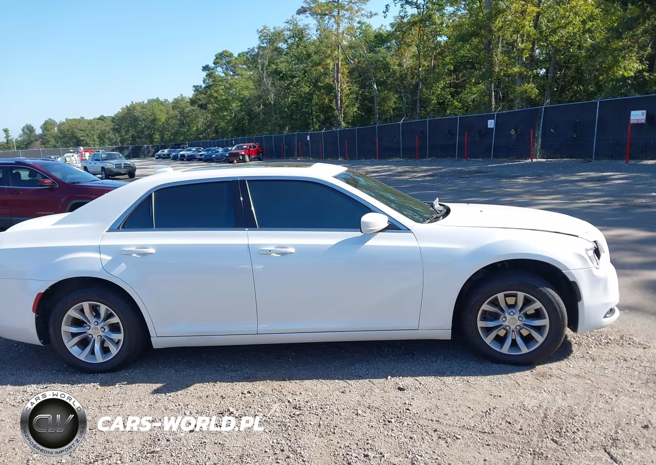 2016 Chrysler 300 Limited VIN:2C3CCAAG9GH165724 - 13
