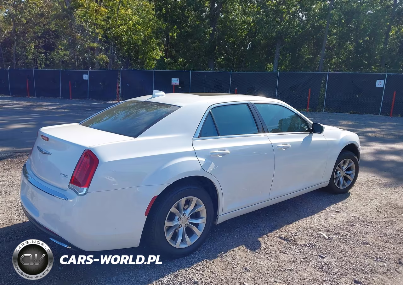 2016 Chrysler 300 Limited VIN:2C3CCAAG9GH165724 - 4