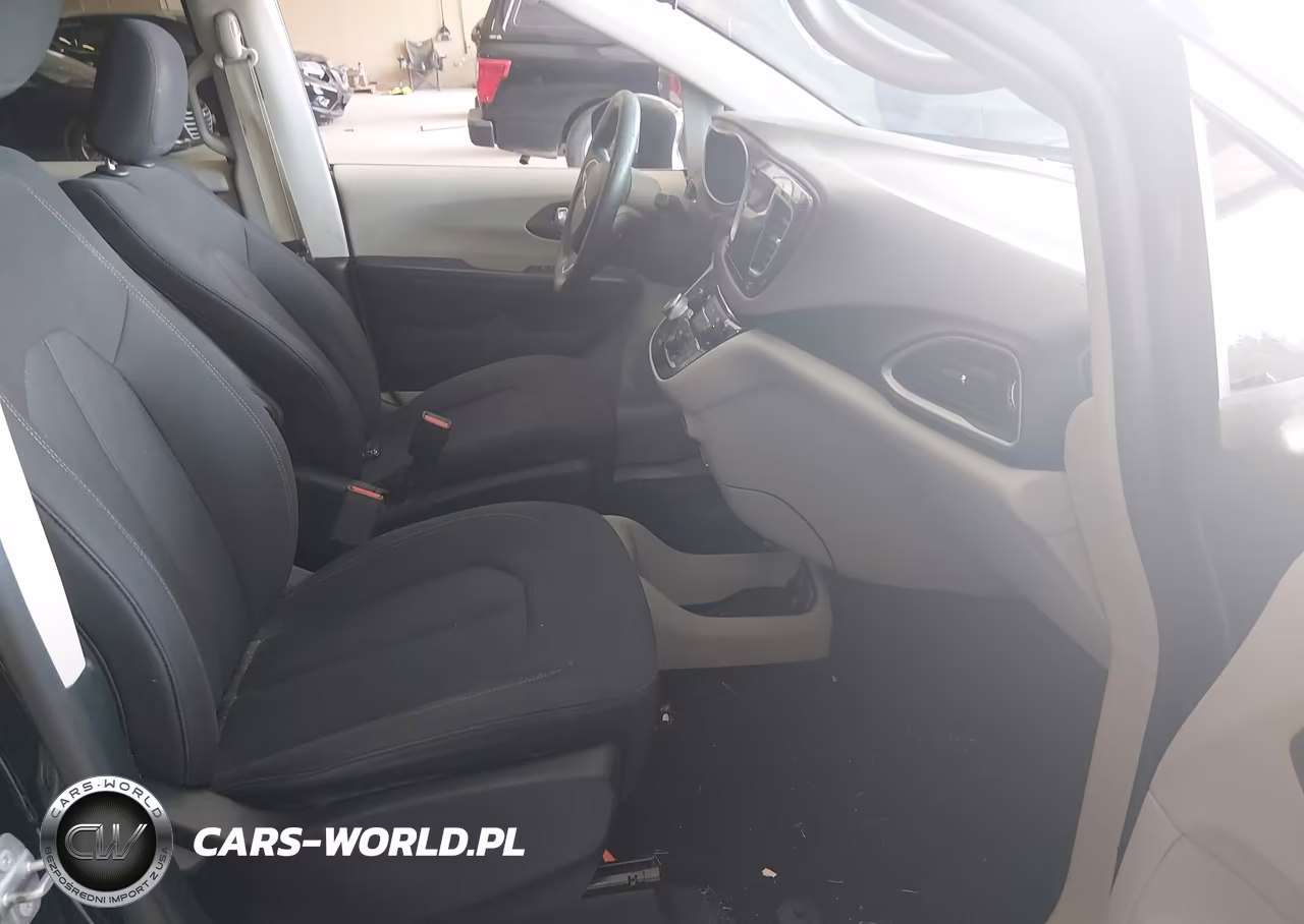 2017 Chrysler Pacifica Touring VIN:2C4RC1DG8HR508343 - 5