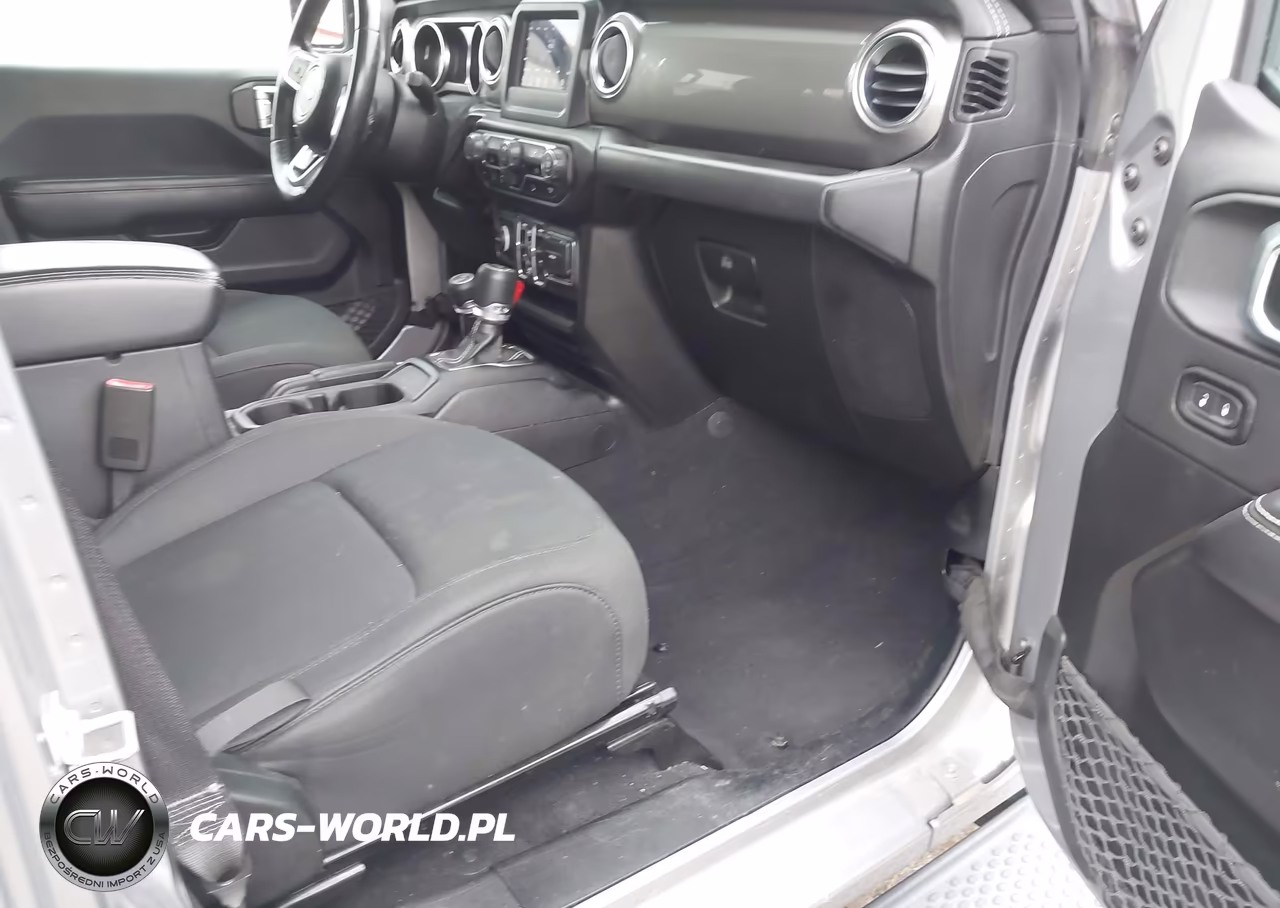 2020 Jeep Wrangler Unlimited Sahara 4X4 VIN:1C4HJXEN5LW199660 - 5