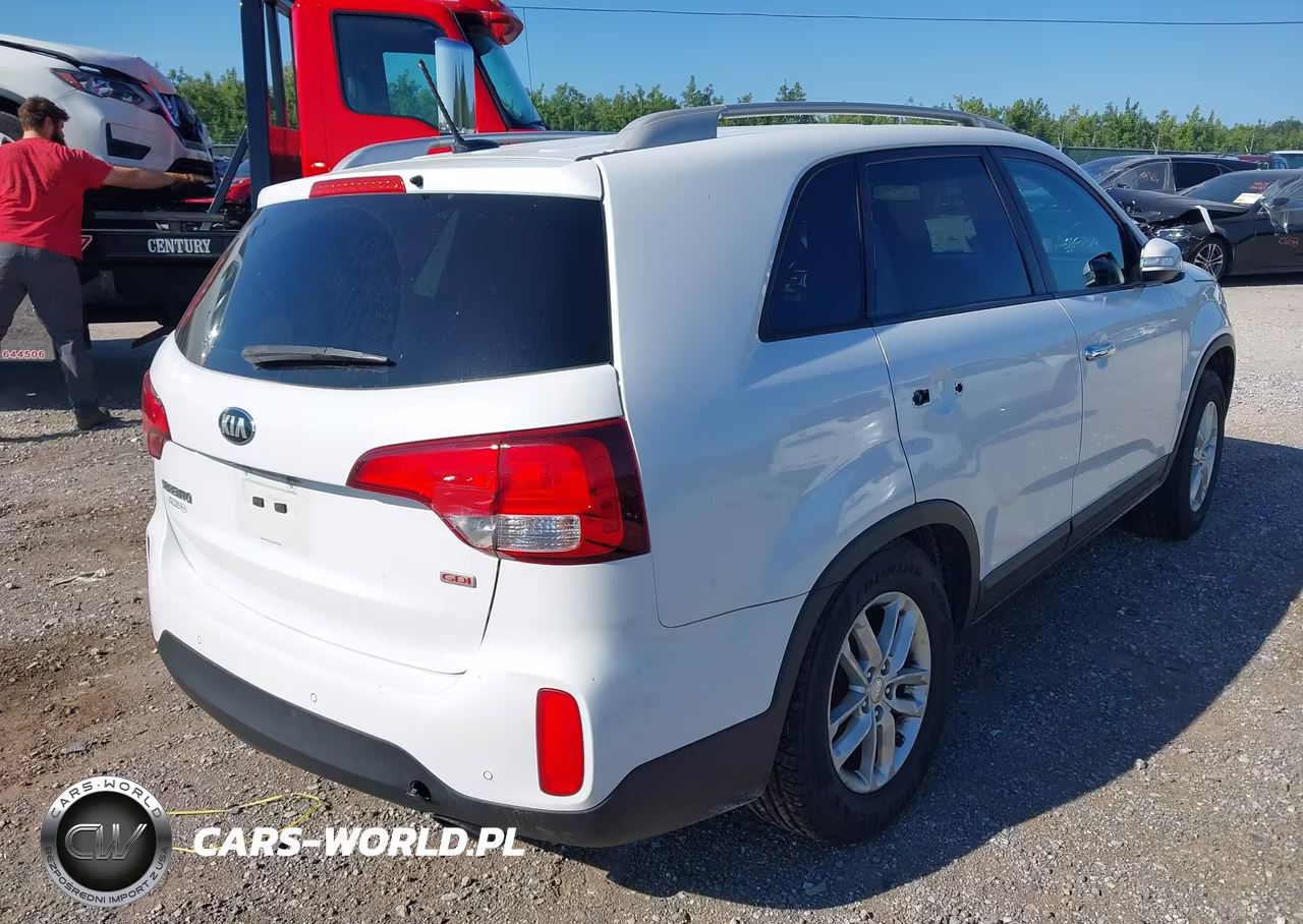 2015 Kia Sorento Lx VIN:5XYKT4A67FG639327 - 4