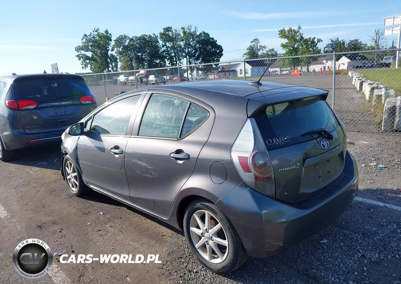 2012 Toyota Prius C Three VIN:JTDKDTB31C1028233 - 3