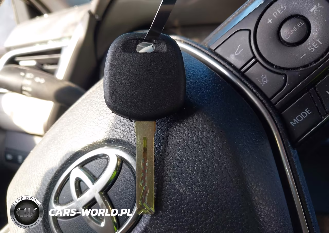 2018 Toyota Camry L VIN:4T1B11HK2JU598390 - 11