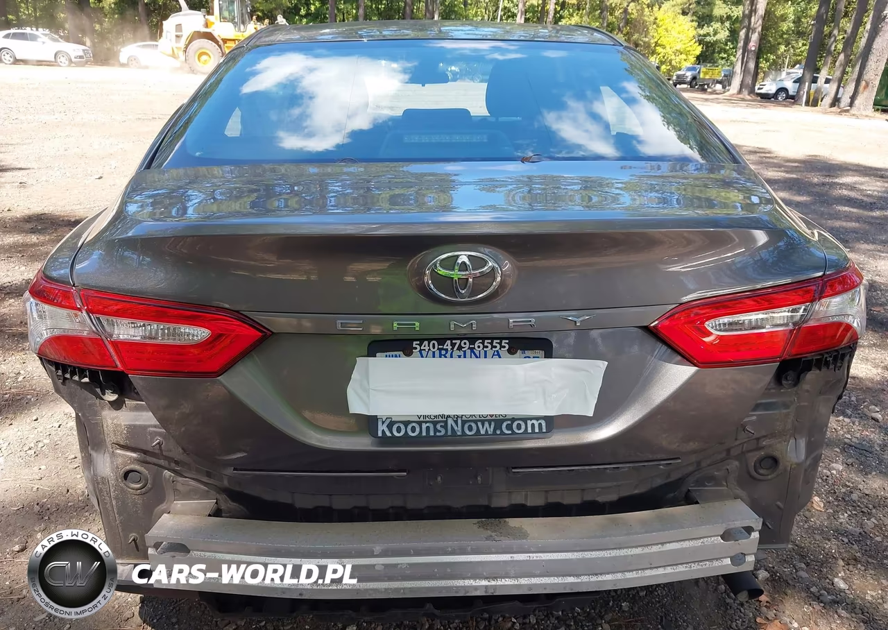 2018 Toyota Camry L VIN:4T1B11HK2JU598390 - 17