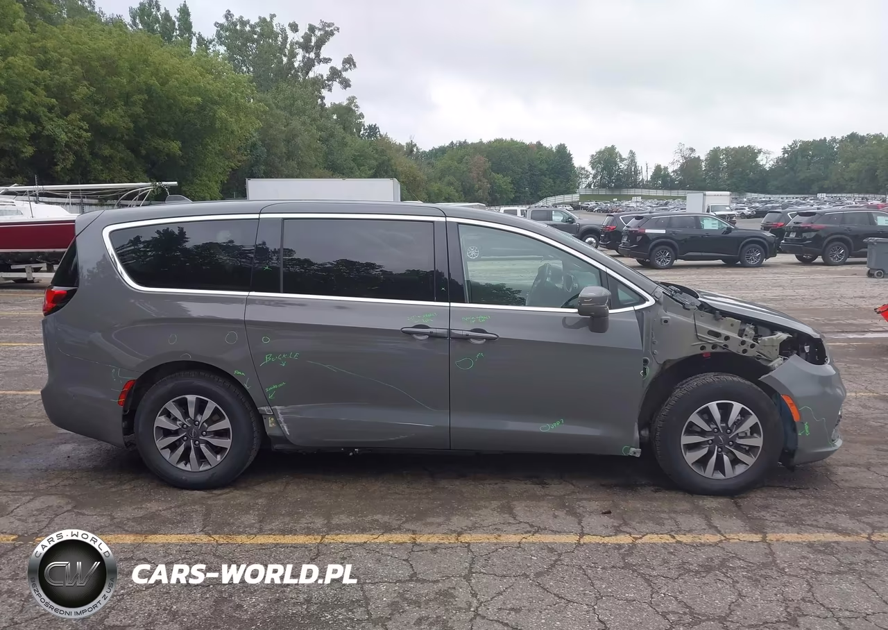 2022 Chrysler Pacifica Hybrid Touring L VIN:2C4RC1L71NR124238 - 13