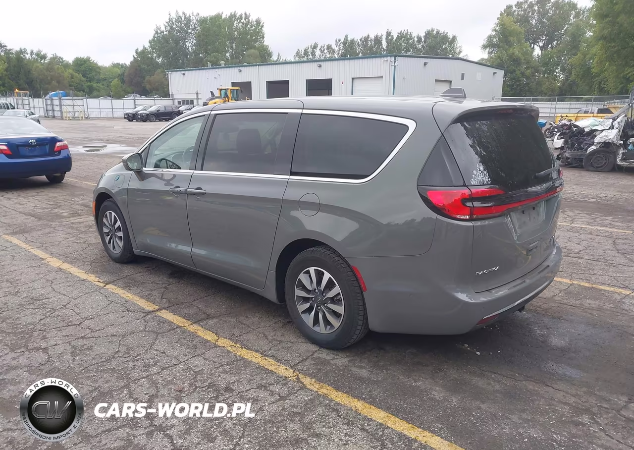 2022 Chrysler Pacifica Hybrid Touring L VIN:2C4RC1L71NR124238 - 3