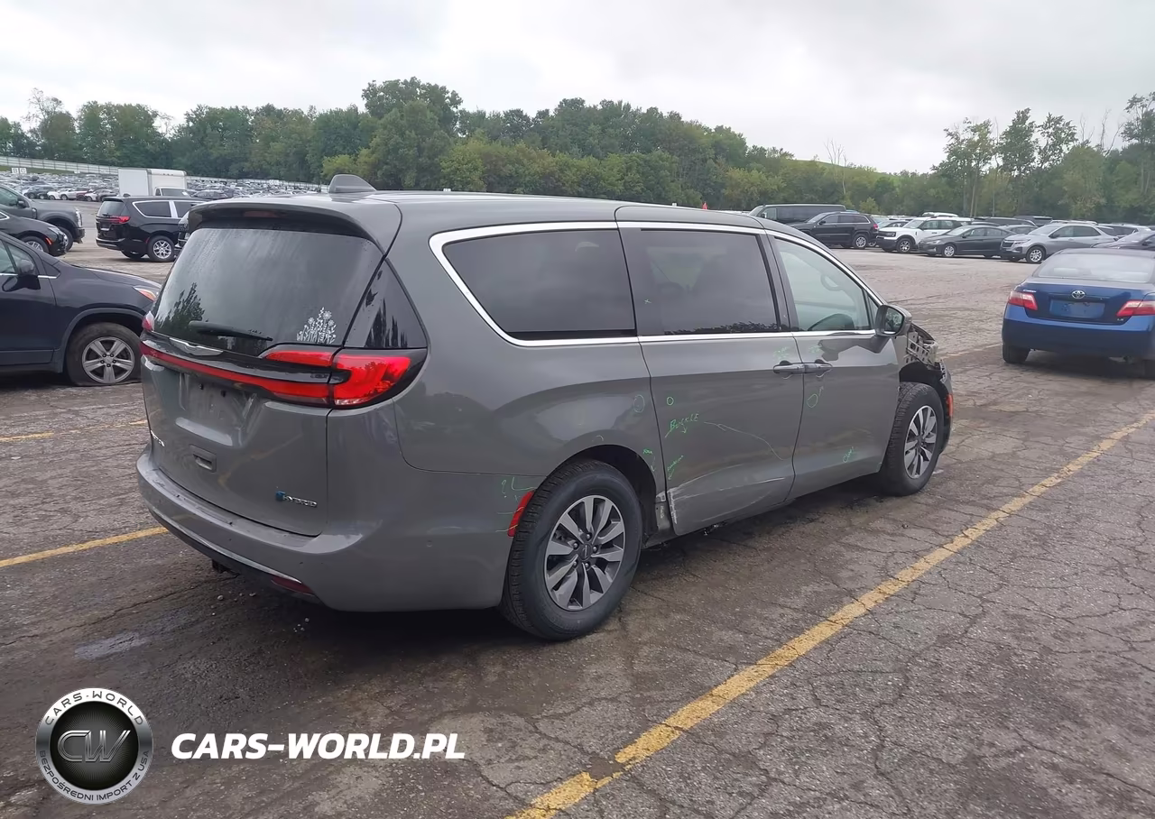 2022 Chrysler Pacifica Hybrid Touring L VIN:2C4RC1L71NR124238 - 4
