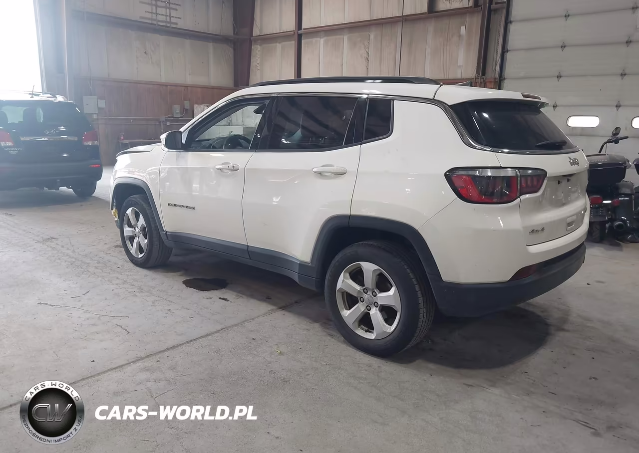 2018 Jeep Compass Latitude 4X4 VIN:3C4NJDBB3JT398690 - 3