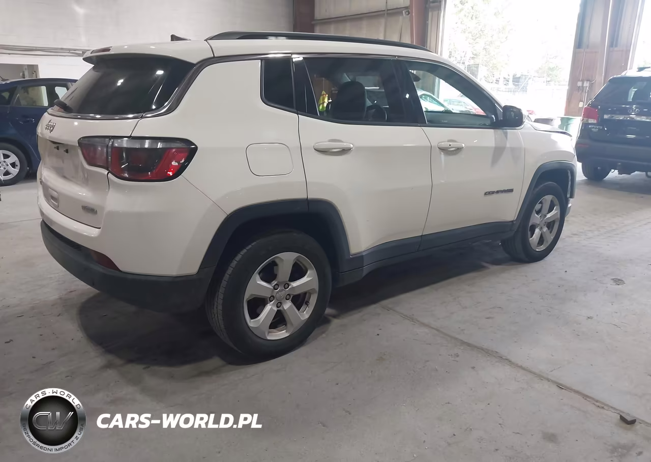 2018 Jeep Compass Latitude 4X4 VIN:3C4NJDBB3JT398690 - 4