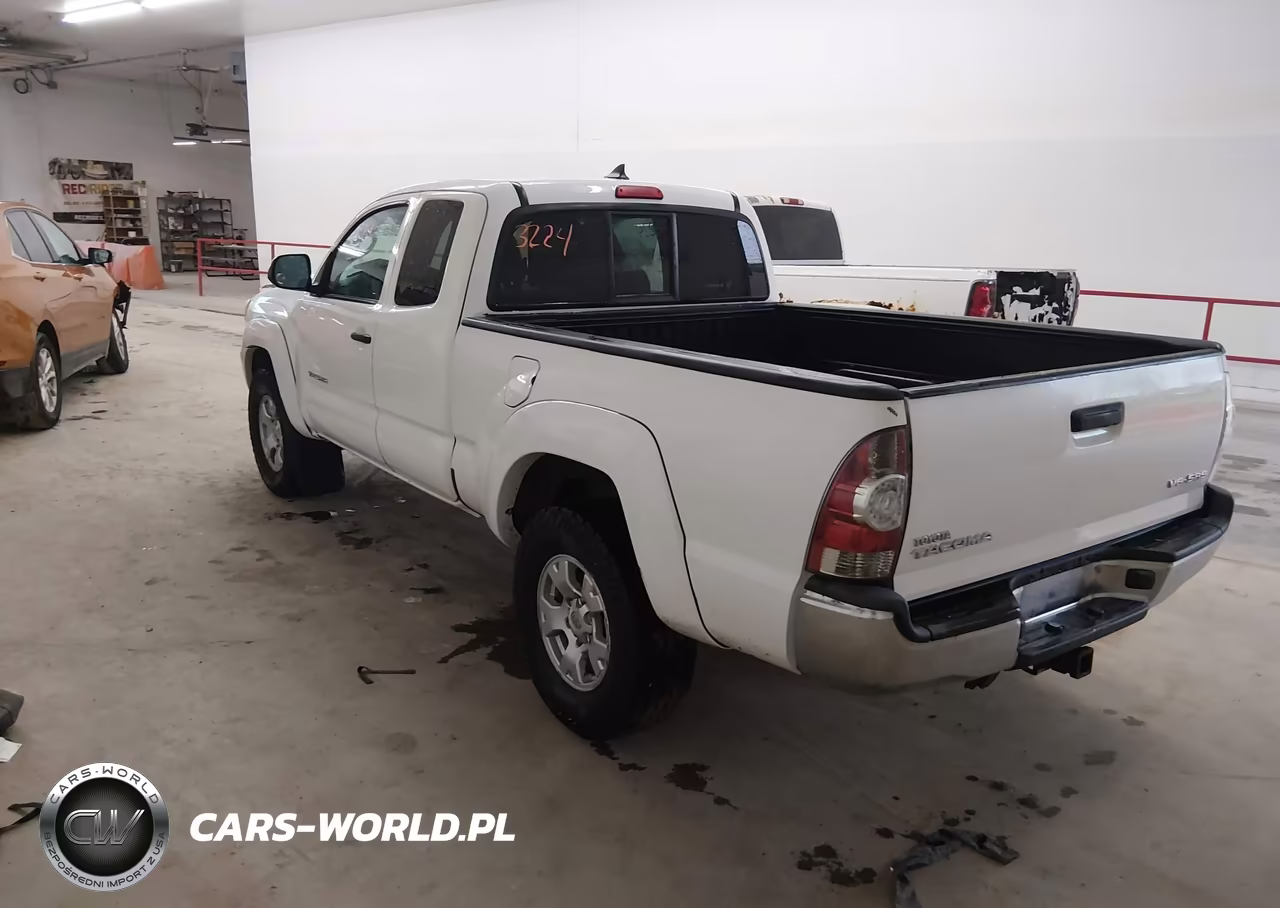 2015 Toyota Tacoma Base V6 VIN:5TFUU4EN8FX113745 - 3