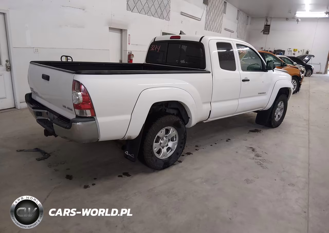 2015 Toyota Tacoma Base V6 VIN:5TFUU4EN8FX113745 - 4