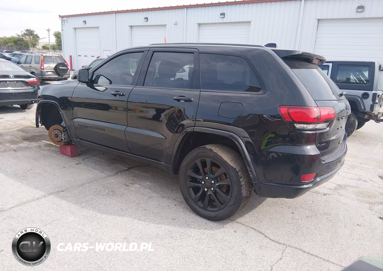 2018 Jeep Grand Cherokee Altitude 4X4 VIN:1C4RJFAG0JC178851 - 3