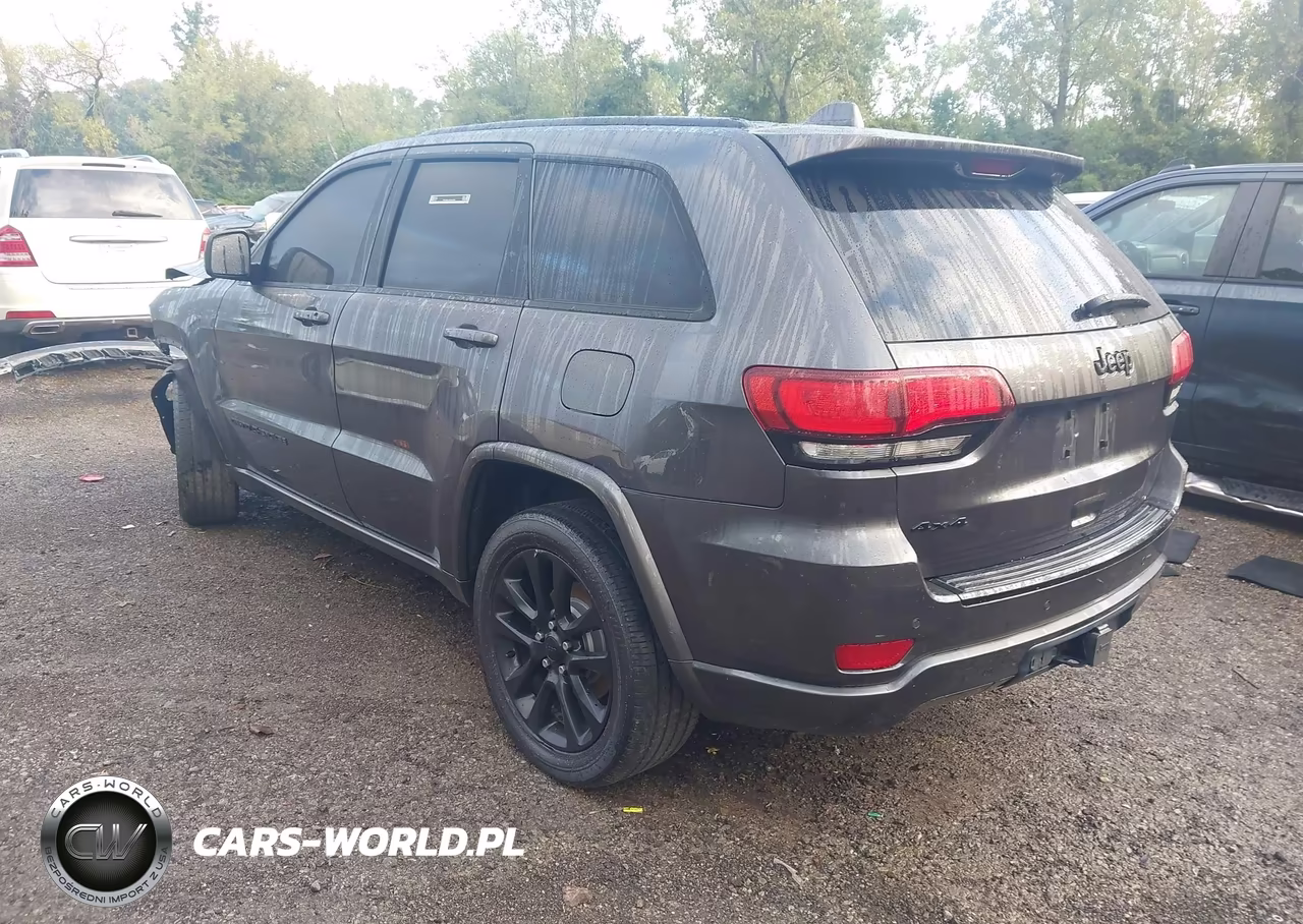 2017 Jeep Grand Cherokee Altitude 4X4 VIN:1C4RJFAG6HC704880 - 3