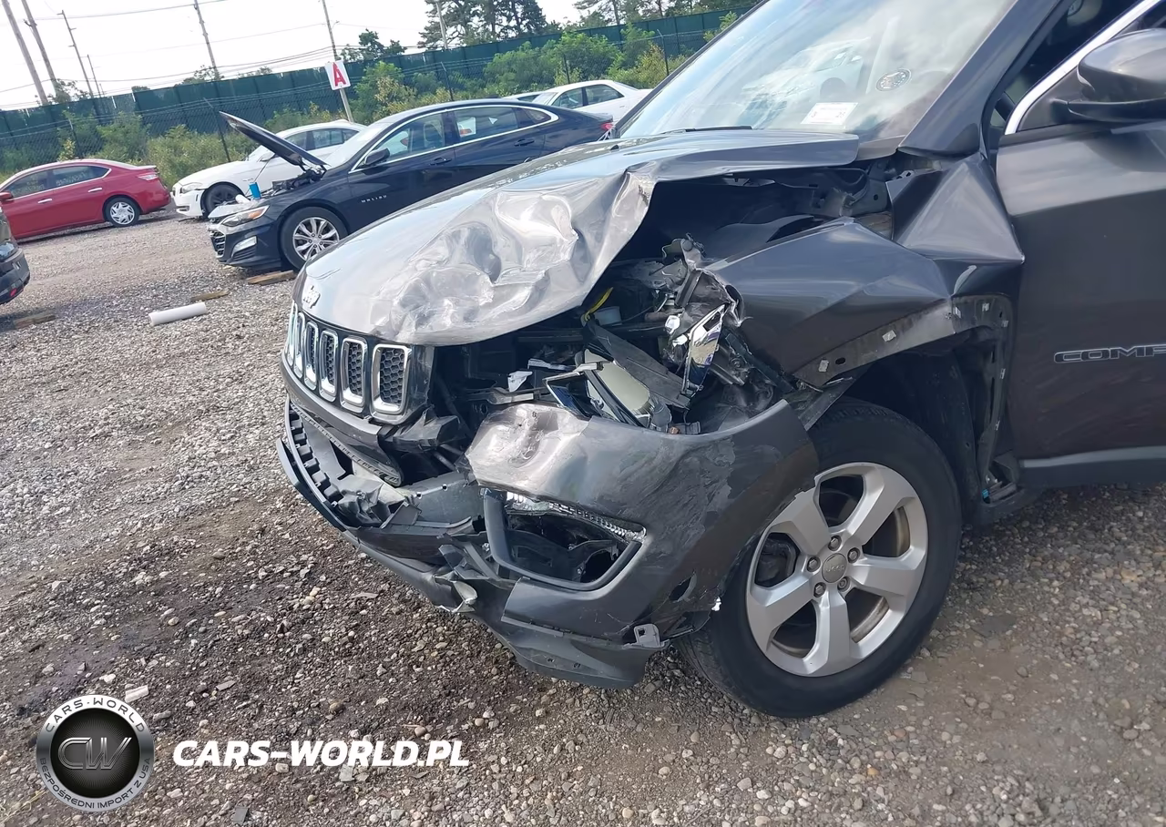 2018 Jeep Compass Latitude 4X4 VIN:3C4NJDBB0JT399053 - 17