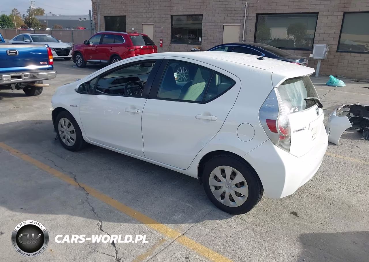 2013 Toyota Prius C One VIN:JTDKDTB35D1535024 - 3