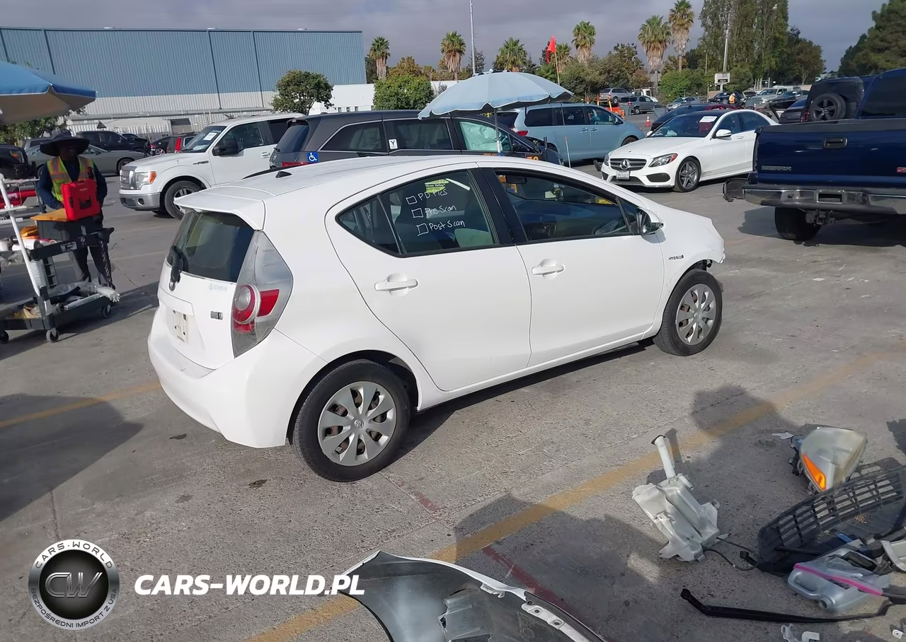 2013 Toyota Prius C One VIN:JTDKDTB35D1535024 - 4