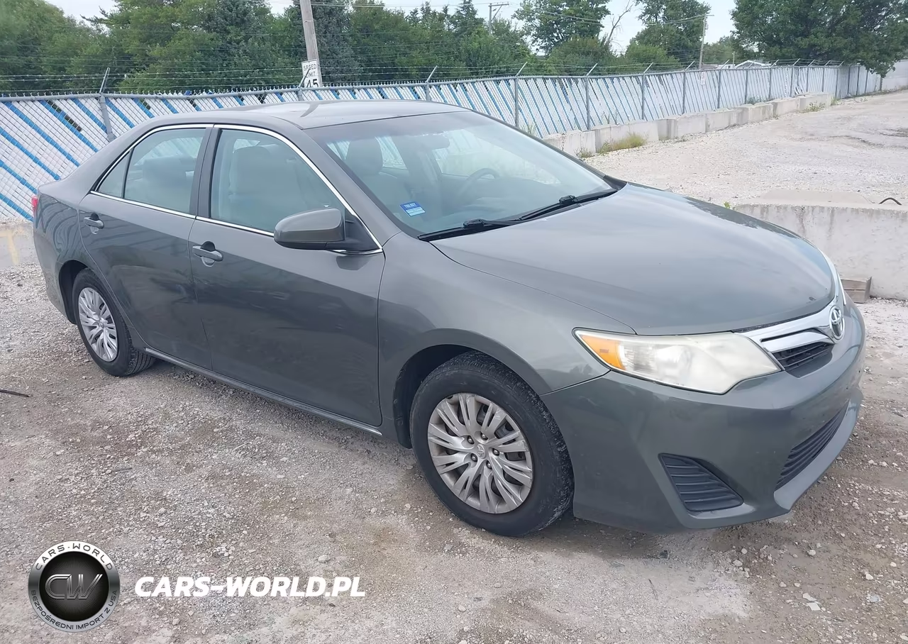 2014 Toyota Camry Le – zdjęcie 1 z 11