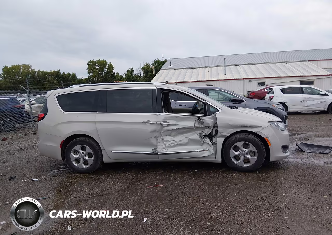 2017 Chrysler Pacifica Touring-L Plus VIN:2C4RC1EG1HR635935 - 14