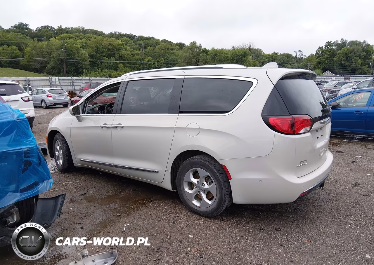 2017 Chrysler Pacifica Touring-L Plus VIN:2C4RC1EG1HR635935 - 15