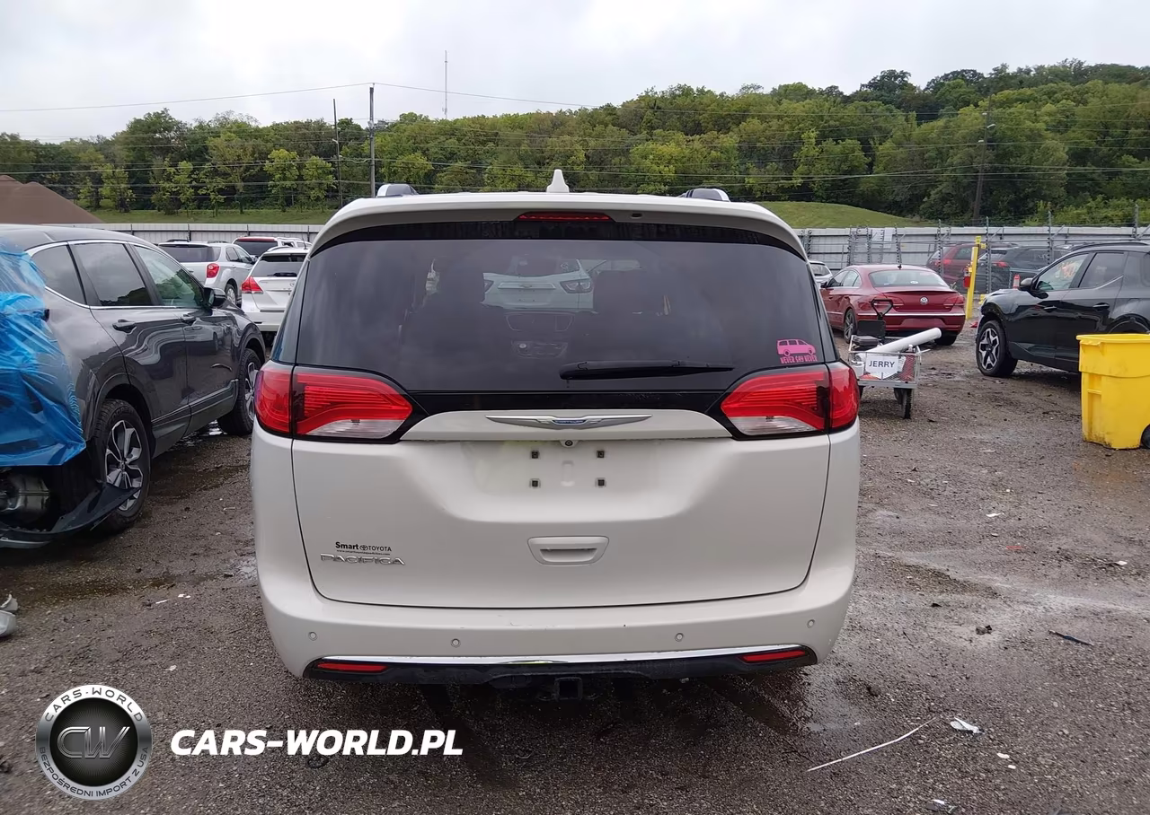 2017 Chrysler Pacifica Touring-L Plus VIN:2C4RC1EG1HR635935 - 17