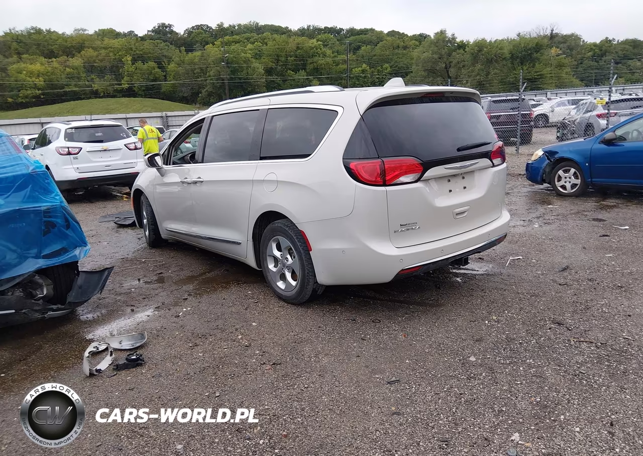 2017 Chrysler Pacifica Touring-L Plus VIN:2C4RC1EG1HR635935 - 3