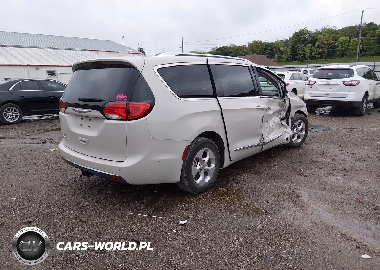 2017 Chrysler Pacifica Touring-L Plus VIN:2C4RC1EG1HR635935 - 4