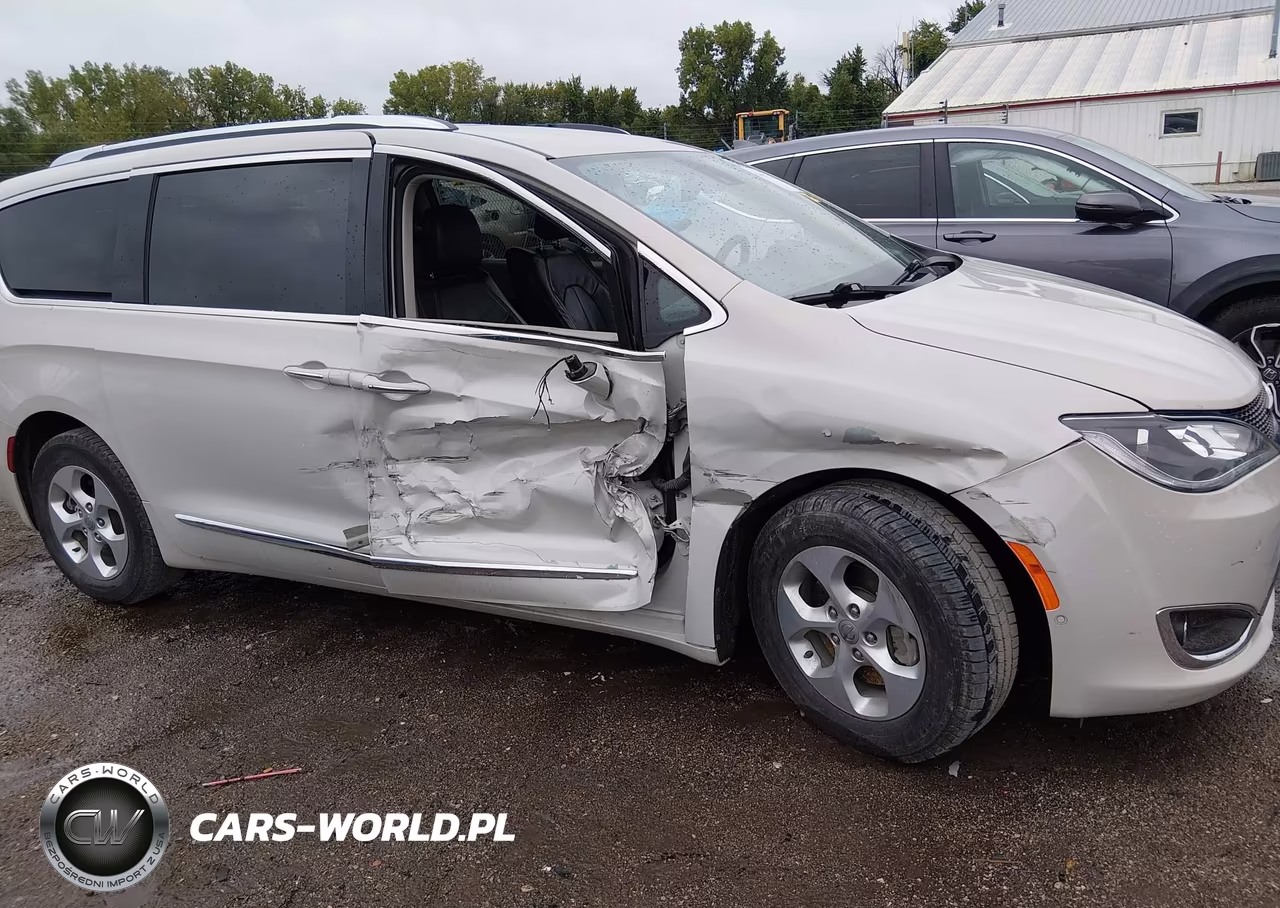 2017 Chrysler Pacifica Touring-L Plus VIN:2C4RC1EG1HR635935 - 6