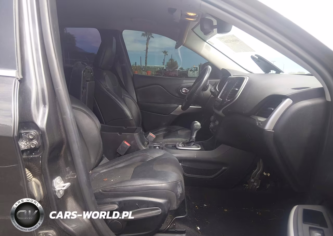 2018 Jeep Cherokee Latitude Plus Fwd VIN:1C4PJLLB7JD561817 - 5