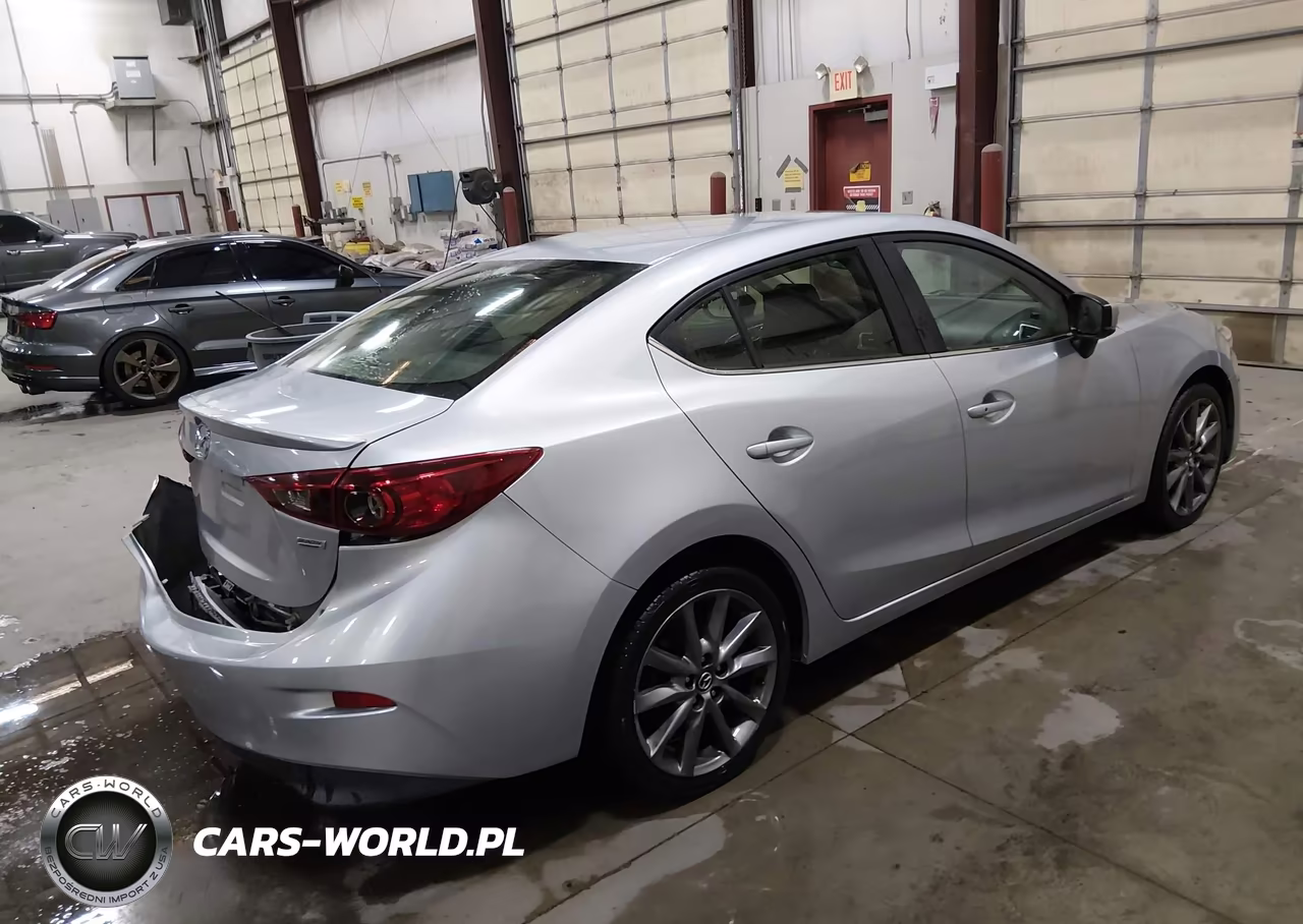 2018 Mazda Mazda3 Touring VIN:3MZBN1V30JM199503 - 4