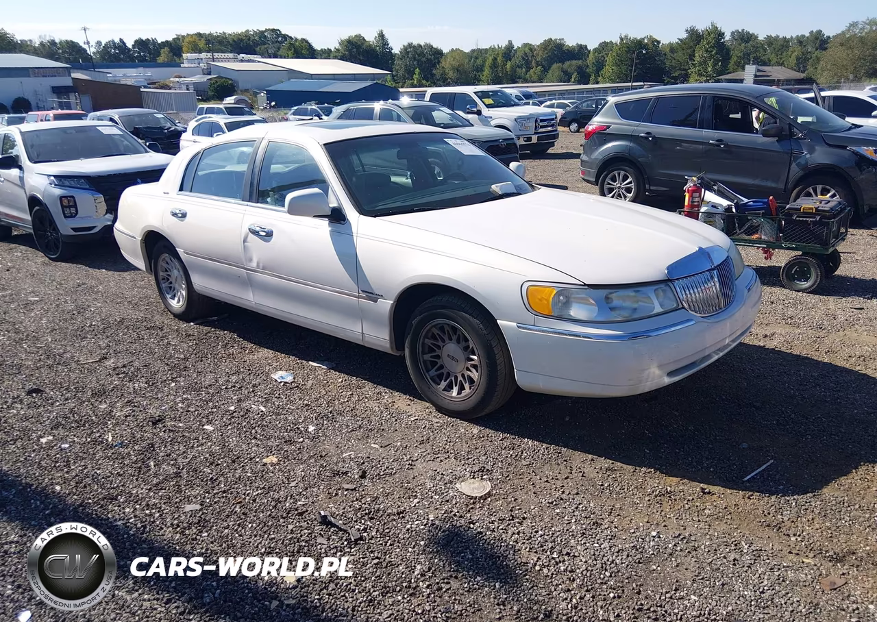 1999 Lincoln Town Car Signature VIN:1LNHM82W2XY621769 - 1