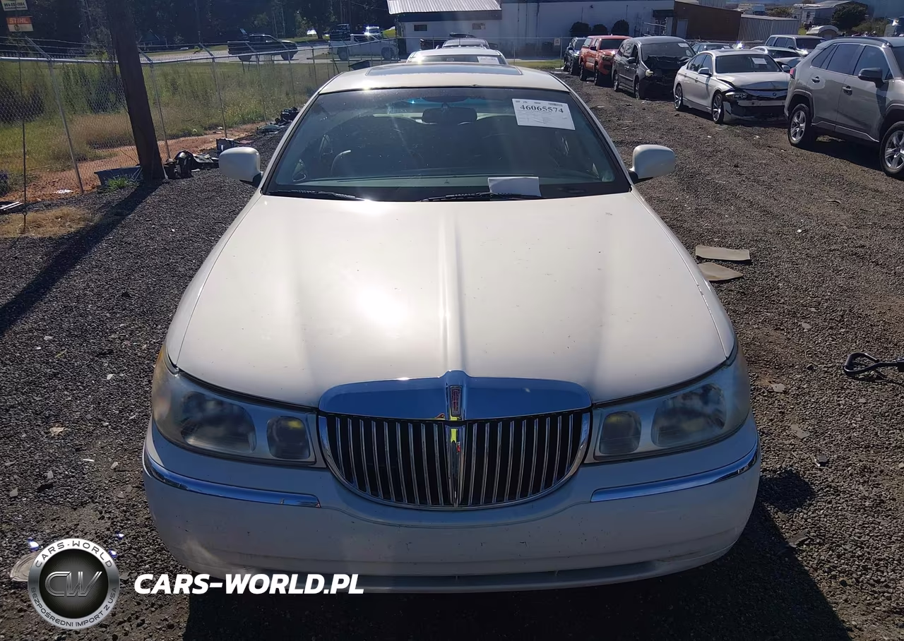 1999 Lincoln Town Car Signature VIN:1LNHM82W2XY621769 - 12