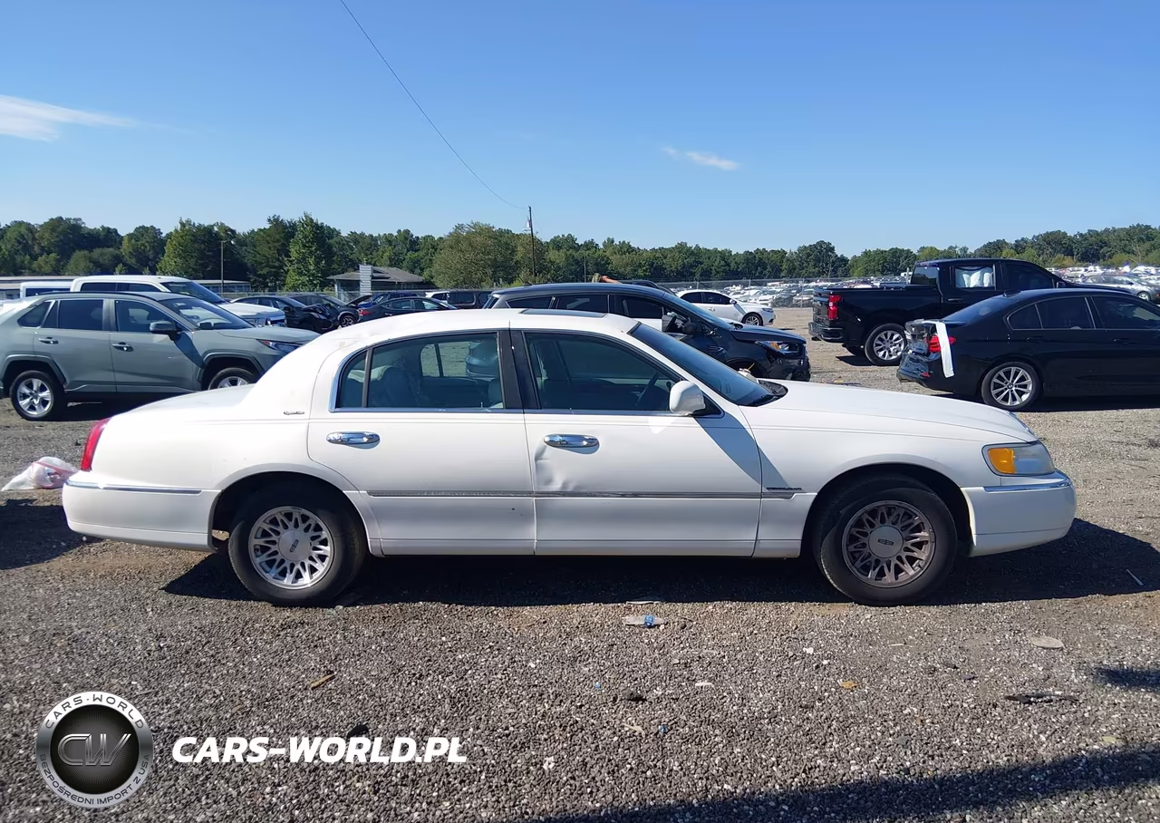 1999 Lincoln Town Car Signature VIN:1LNHM82W2XY621769 - 13
