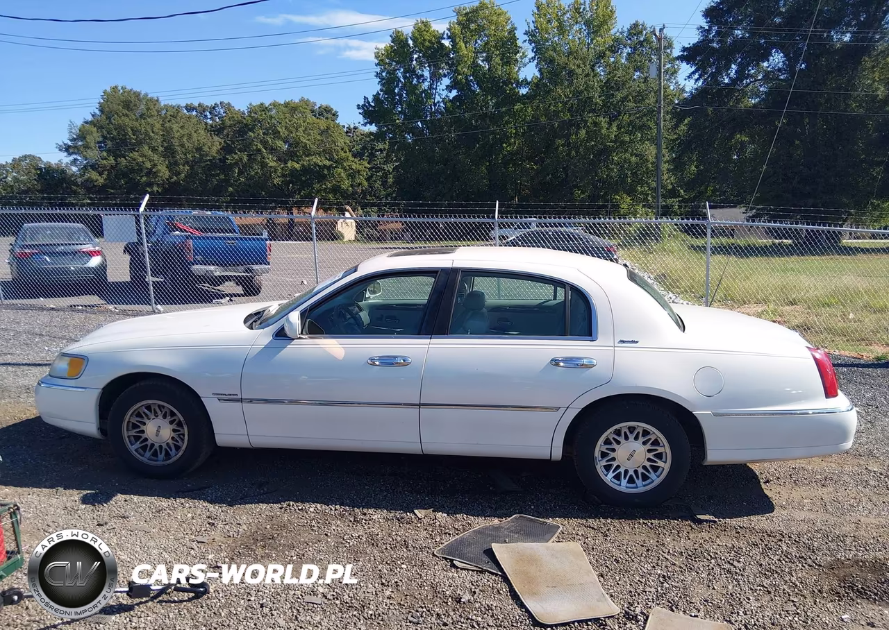 1999 Lincoln Town Car Signature VIN:1LNHM82W2XY621769 - 14