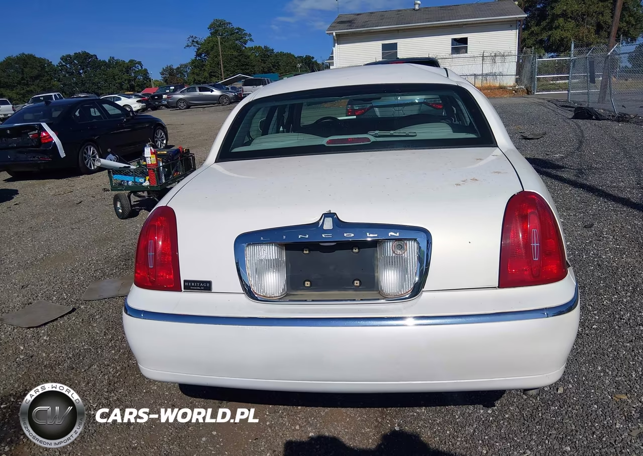 1999 Lincoln Town Car Signature VIN:1LNHM82W2XY621769 - 16