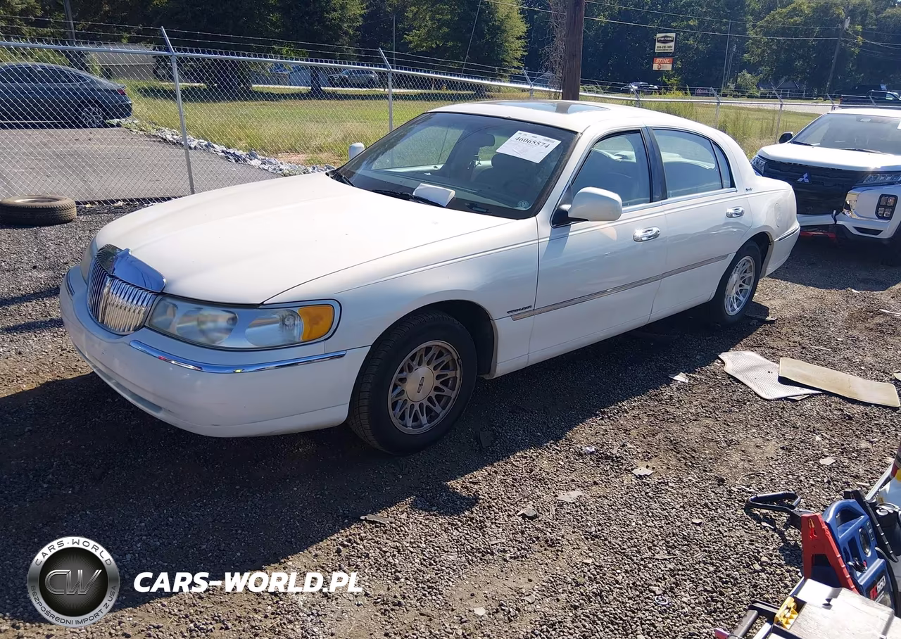 1999 Lincoln Town Car Signature VIN:1LNHM82W2XY621769 - 2