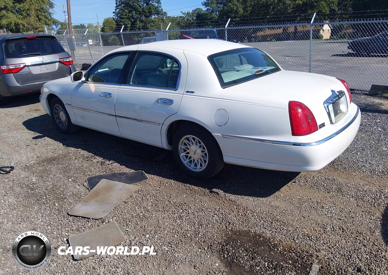 1999 Lincoln Town Car Signature VIN:1LNHM82W2XY621769 - 3