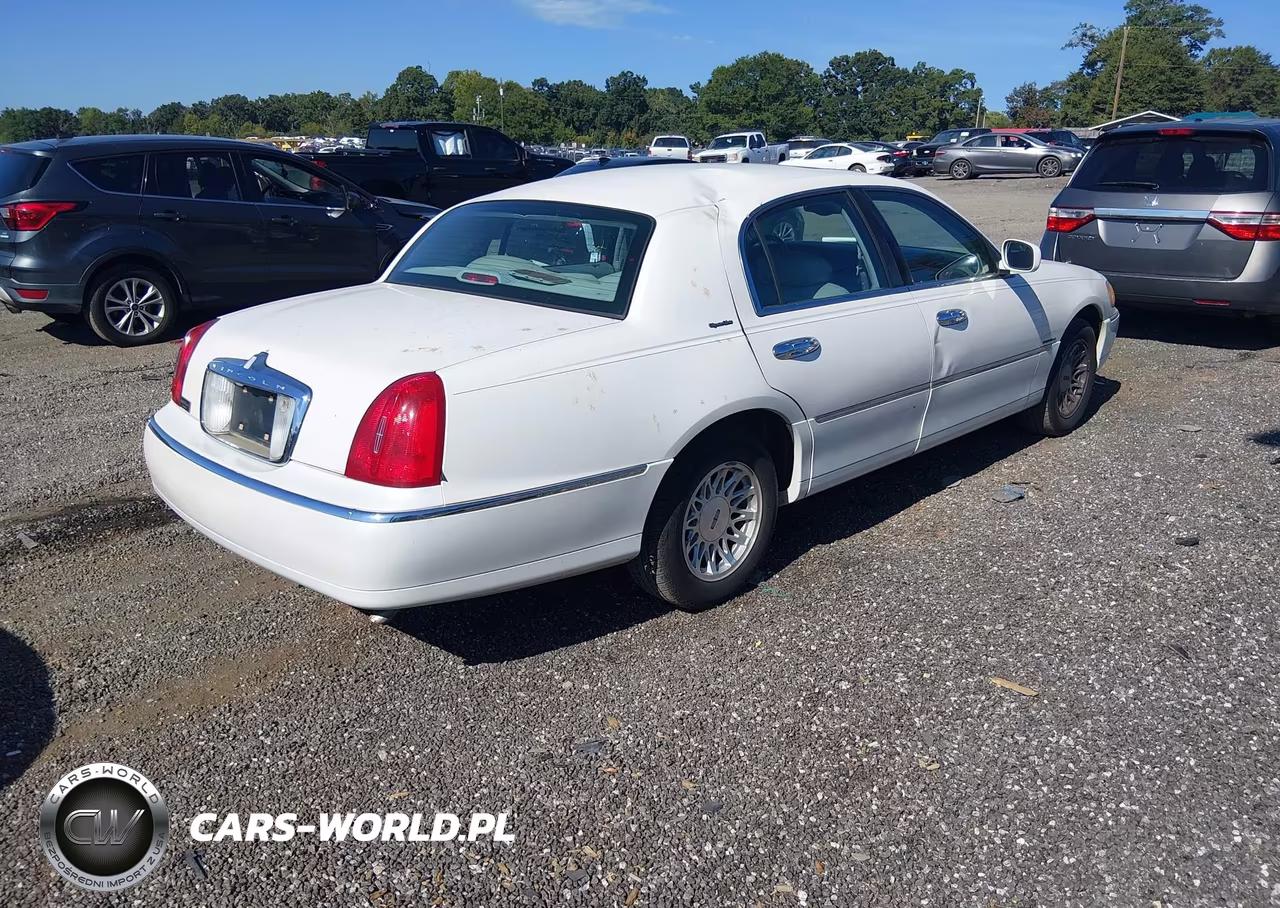 1999 Lincoln Town Car Signature VIN:1LNHM82W2XY621769 - 4