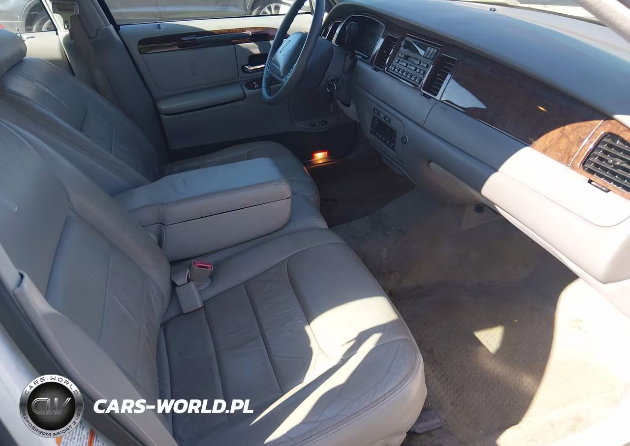 1999 Lincoln Town Car Signature VIN:1LNHM82W2XY621769 - 5