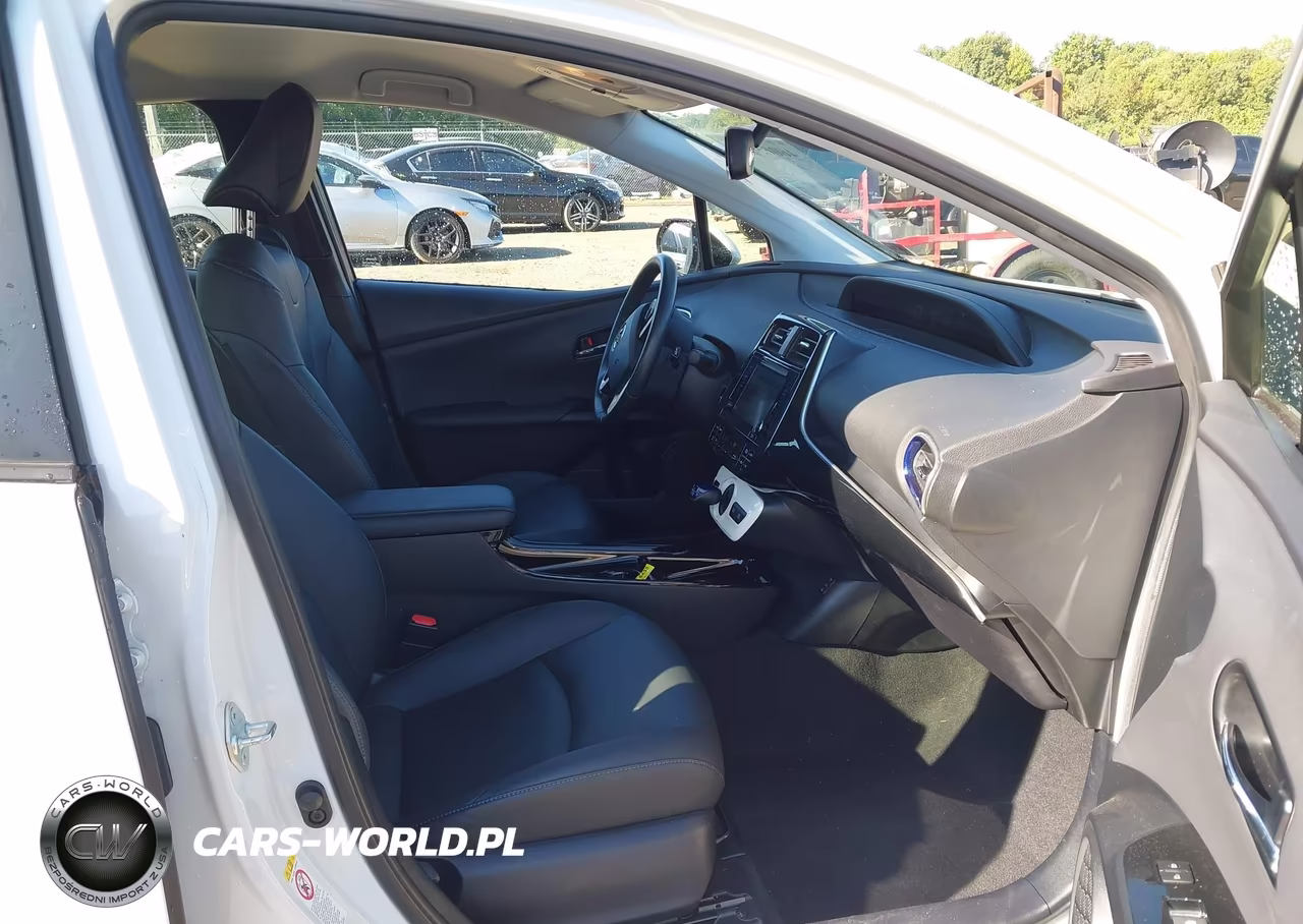 2017 Toyota Prius Four Touring VIN:JTDKARFUXH3047437 - 5