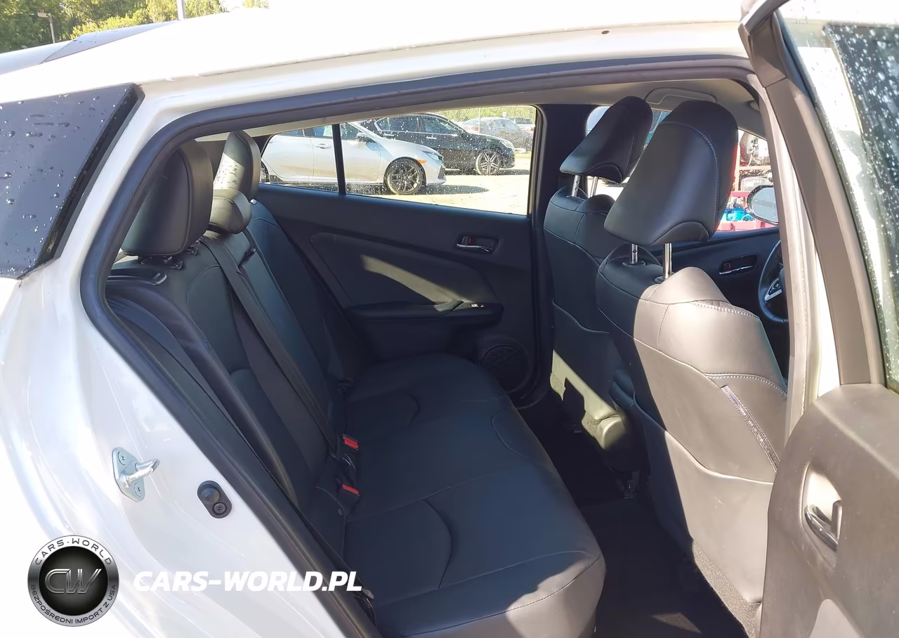 2017 Toyota Prius Four Touring VIN:JTDKARFUXH3047437 - 8