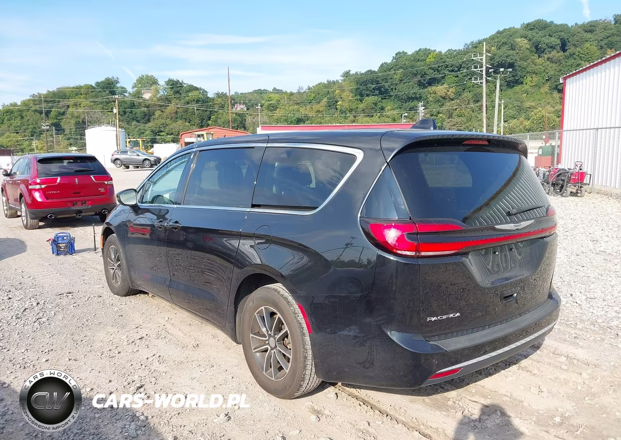 2023 Chrysler Pacifica Touring L VIN:2C4RC1BG6PR550298 - 3