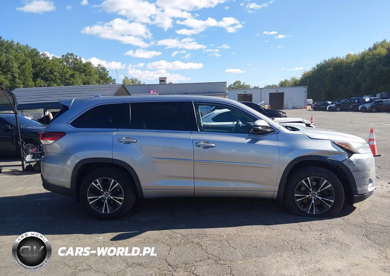 2018 Toyota Highlander Le Plus VIN:5TDBZRFH0JS825695 - 13
