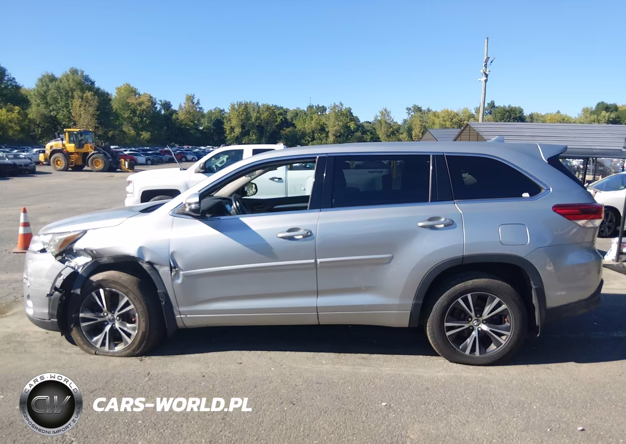 2018 Toyota Highlander Le Plus VIN:5TDBZRFH0JS825695 - 14