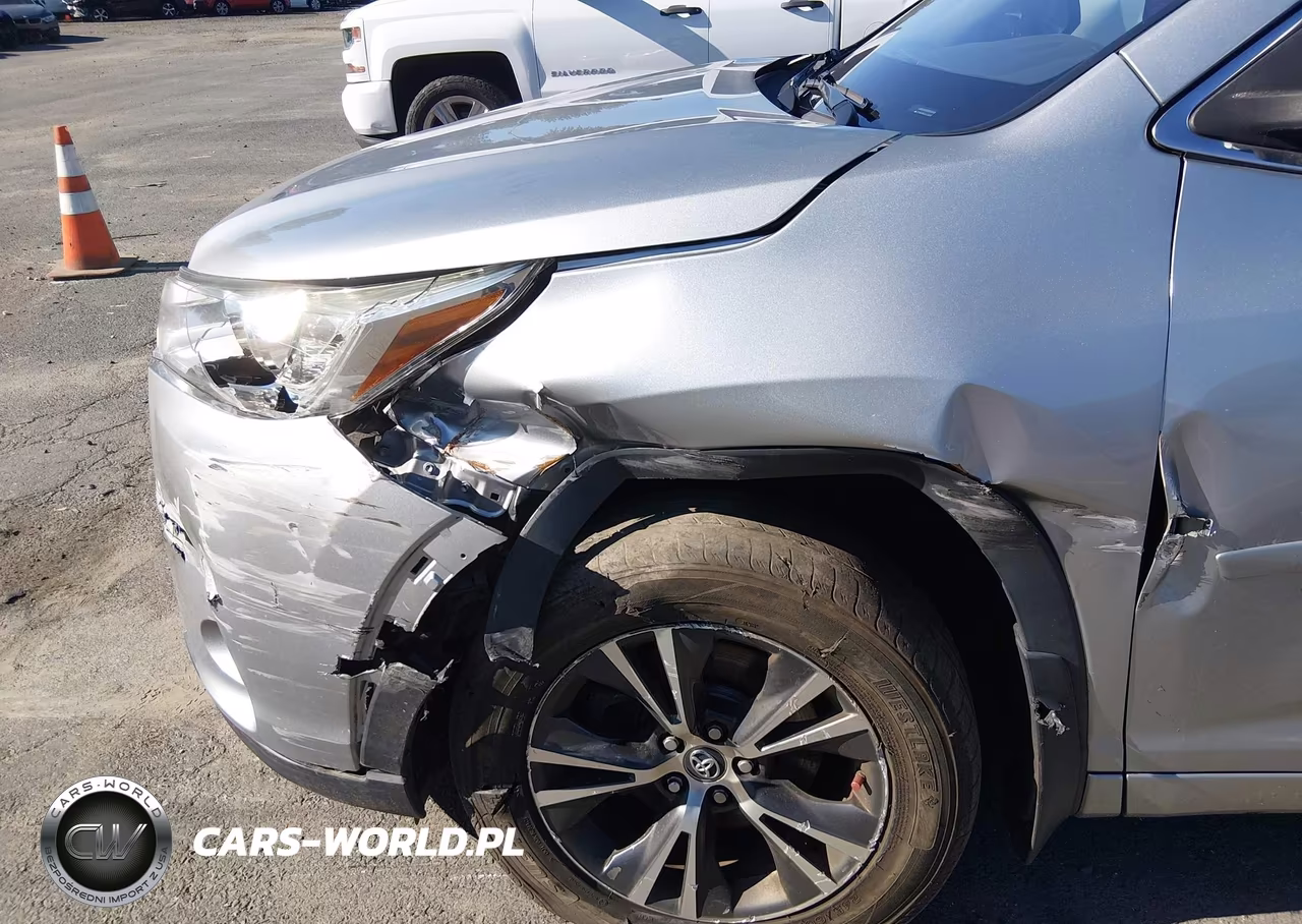 2018 Toyota Highlander Le Plus VIN:5TDBZRFH0JS825695 - 6
