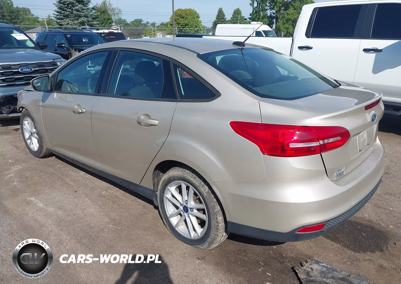 2017 Ford Focus Se VIN:1FADP3F24HL291819 - 3