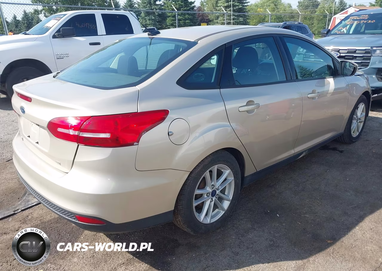 2017 Ford Focus Se VIN:1FADP3F24HL291819 - 4