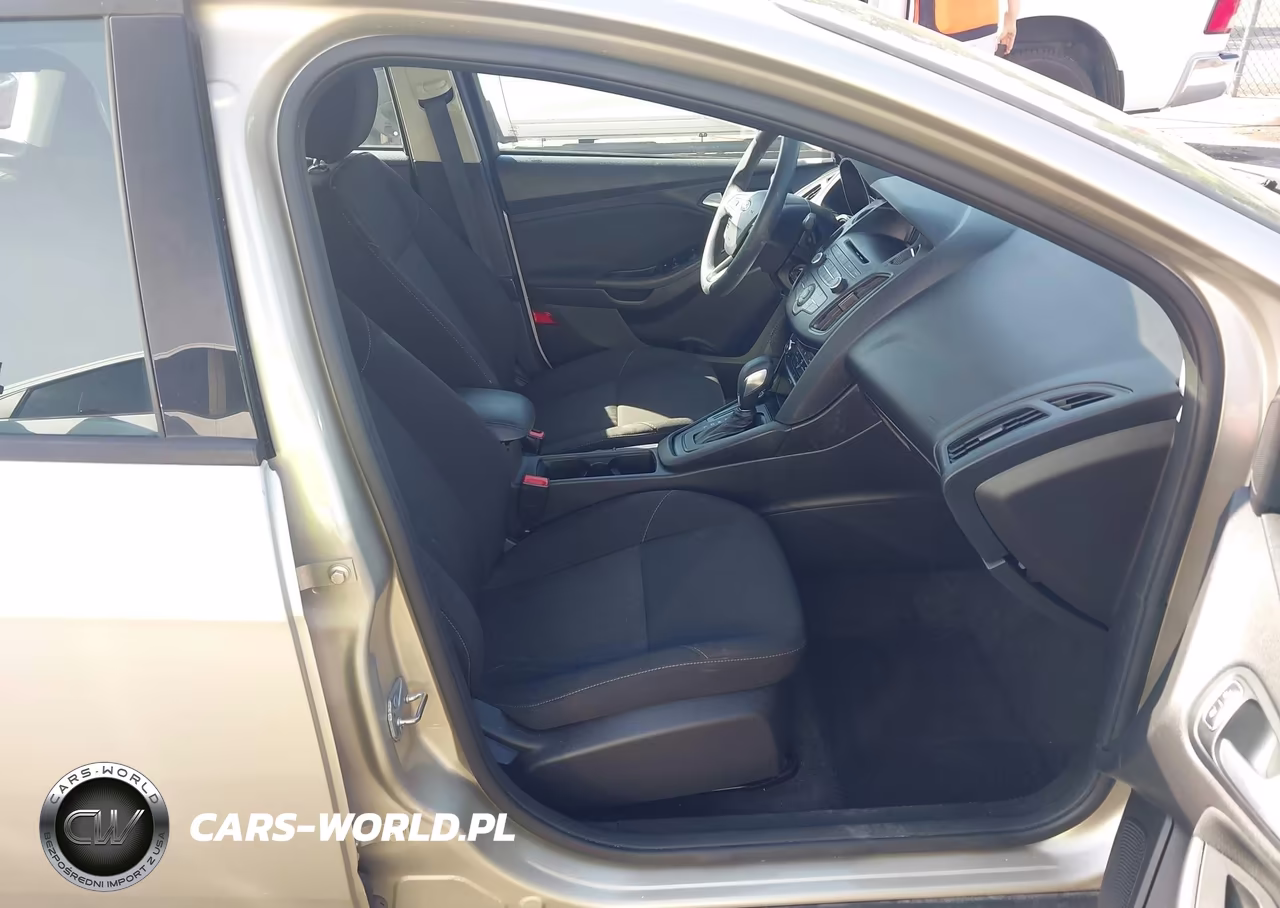 2017 Ford Focus Se VIN:1FADP3F24HL291819 - 5