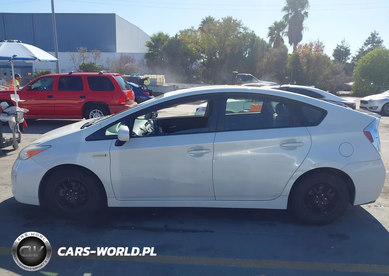 2015 Toyota Prius Two VIN:JTDKN3DU1F0468207 - 14